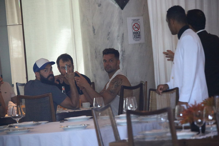 Ricky Martin é flagrado tomando café da manhã em hotel