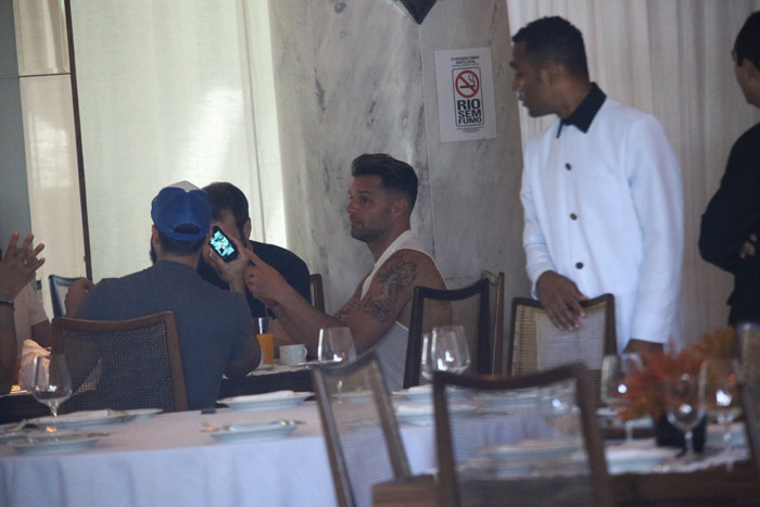 Ricky Martin é flagrado tomando café da manhã em hotel