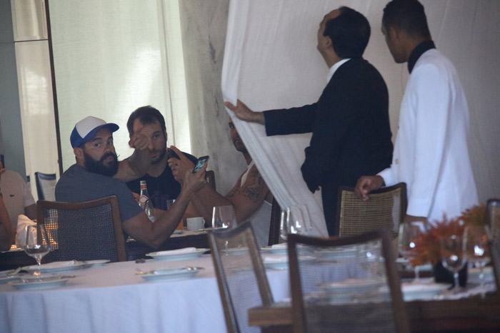 Ricky Martin é flagrado tomando café da manhã em hotel