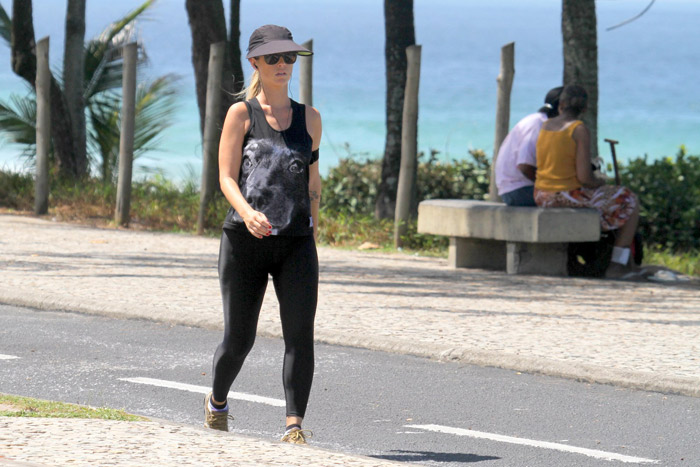 Juliana Didone caminha pelo calçadão da Barra da Tijuca