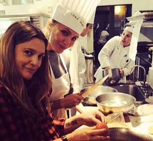 Cameron Diaz, Reese Witherspoon e Drew Barrymore aprendem a cozinhar
