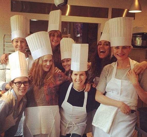 Cameron Diaz, Reese Witherspoon e Drew Barrymore aprendem a cozinhar