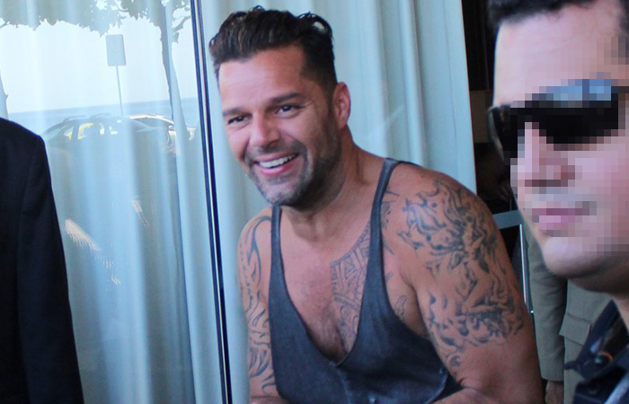  Ricky Martin recebe o carinho de fãs no hotel, no Rio de Janeiro