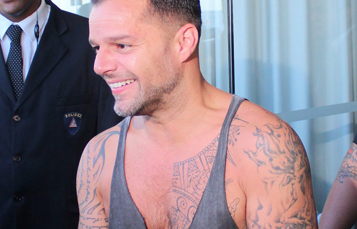  Ricky Martin recebe o carinho de fãs no hotel, no Rio de Janeiro