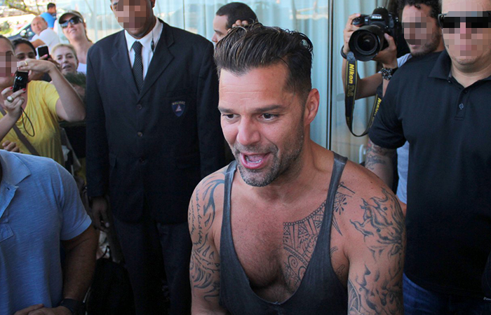  Ricky Martin recebe o carinho de fãs no hotel, no Rio de Janeiro