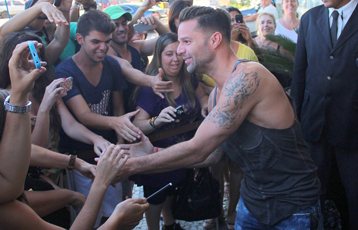  Ricky Martin recebe o carinho de fãs no hotel, no Rio de Janeiro