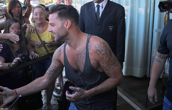  Ricky Martin recebe o carinho de fãs no hotel, no Rio de Janeiro