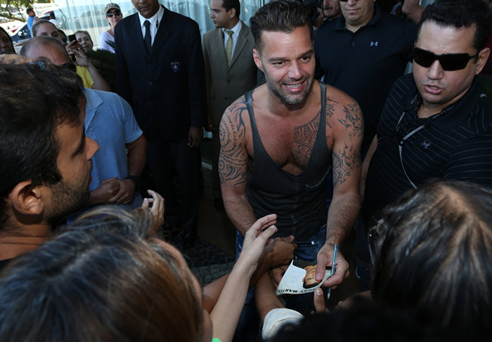 Ricky Martin recebe o carinho de fãs no hotel, no Rio de Janeiro