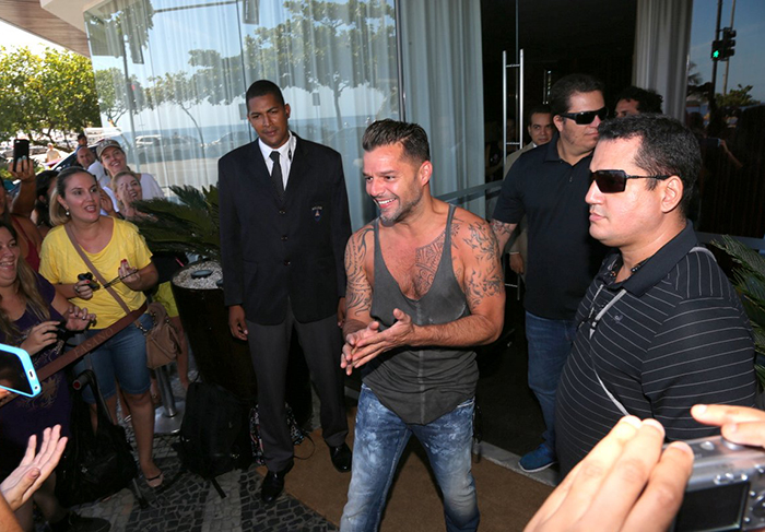 Ricky Martin recebe o carinho de fãs no hotel, no Rio de Janeiro