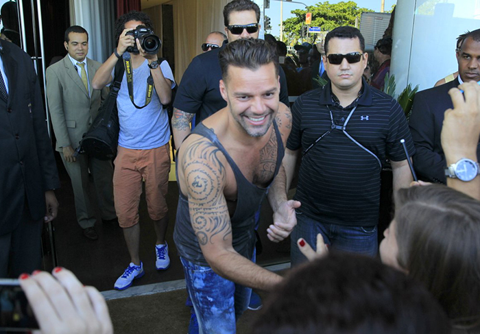 Ricky Martin recebe o carinho de fãs no hotel, no Rio de Janeiro