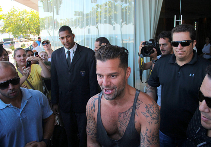 Ricky Martin recebe o carinho de fãs no hotel, no Rio de Janeiro