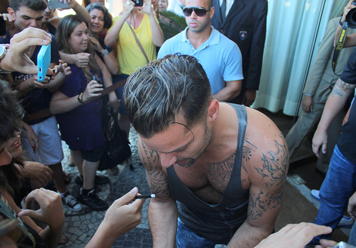 Ricky Martin recebe o carinho de fãs no hotel, no Rio de Janeiro