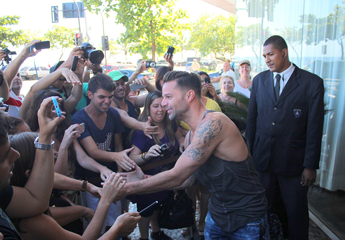 Ricky Martin recebe o carinho de fãs no hotel, no Rio de Janeiro