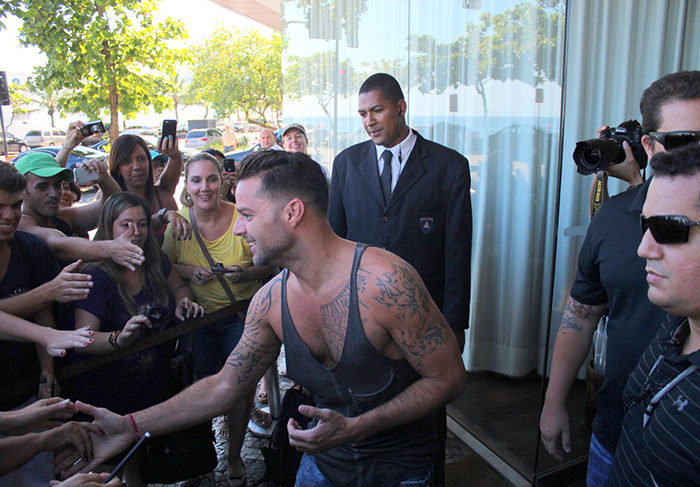 Ricky Martin recebe o carinho de fãs no hotel, no Rio de Janeiro