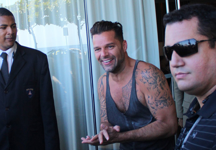 Ricky Martin recebe o carinho de fãs no hotel, no Rio de Janeiro