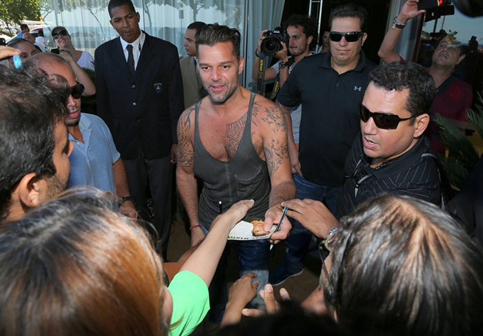 Ricky Martin recebe o carinho de fãs no hotel, no Rio de Janeiro