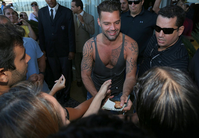 Ricky Martin recebe o carinho de fãs no hotel, no Rio de Janeiro