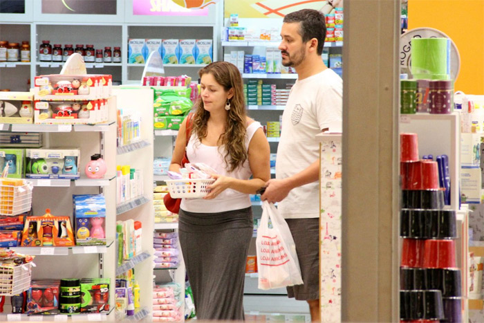 Bianca Castanho faz compras em shopping carioca