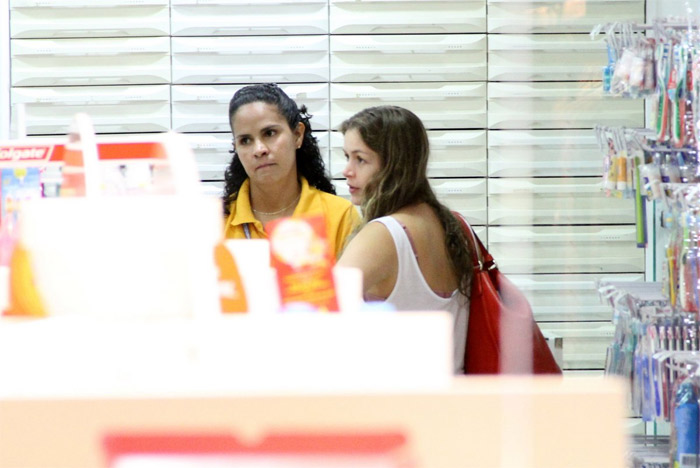 Bianca Castanho faz compras em shopping carioca