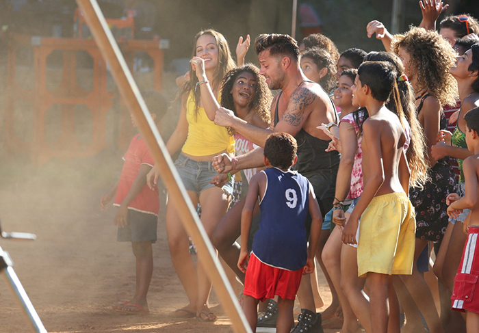 Ricky Martin dança com criançada para gravação de clipe, no Rio