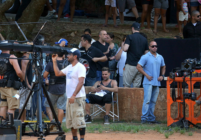 Ricky Martin dança com criançada para gravação de clipe, no Rio