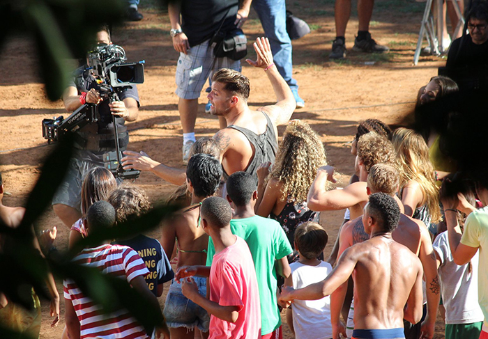 Ricky Martin dança com criançada para gravação de clipe, no Rio