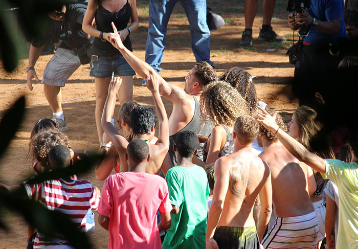 Ricky Martin dança com criançada para gravação de clipe, no Rio