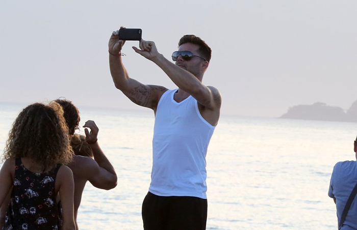 Ricky Martin sobe pedra do Arpoador