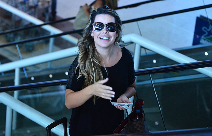 Fernanda Souza embarca no aeroporto Santos Dumont