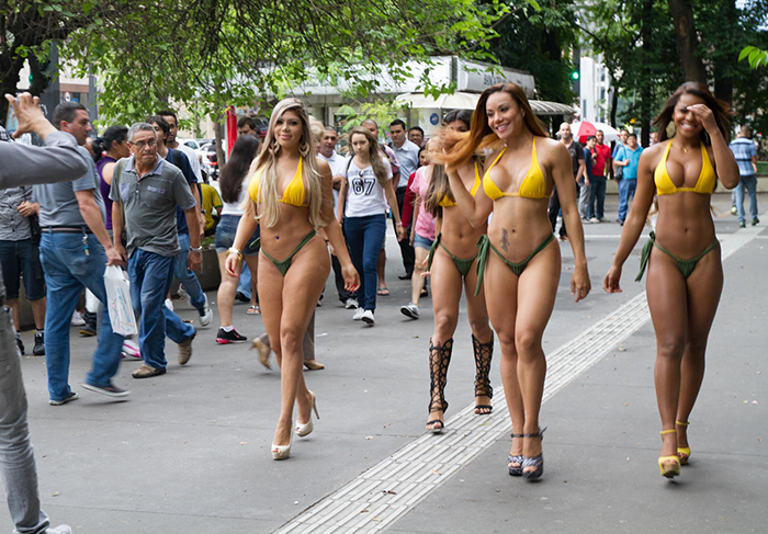 Candidatas do concurso Gata da Copa movimentam a Avenida Paulista, em SP