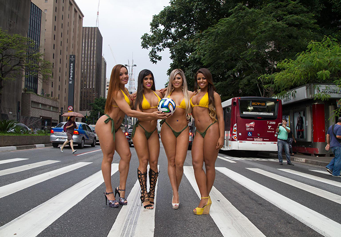 Candidatas do concurso Gata da Copa movimentam a Avenida Paulista, em SP