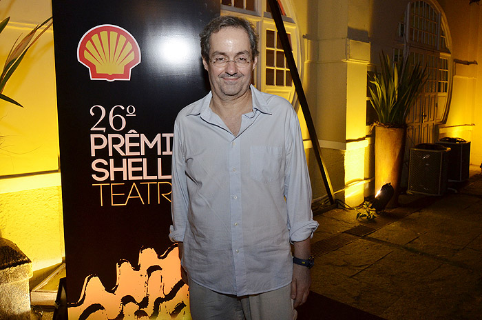 Daniel Dantas sorri para fotógrafos na entrada do Prêmio Shell de Teatro, no Rio de Janeiro