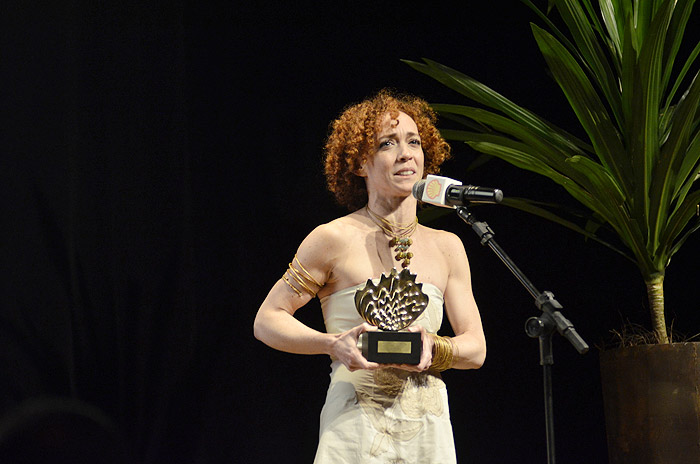 Laura Garin recebe a Concha Dourada de Melhor atriz no 26º Prêmio Shell de Teatro, no Rio de Janeiro