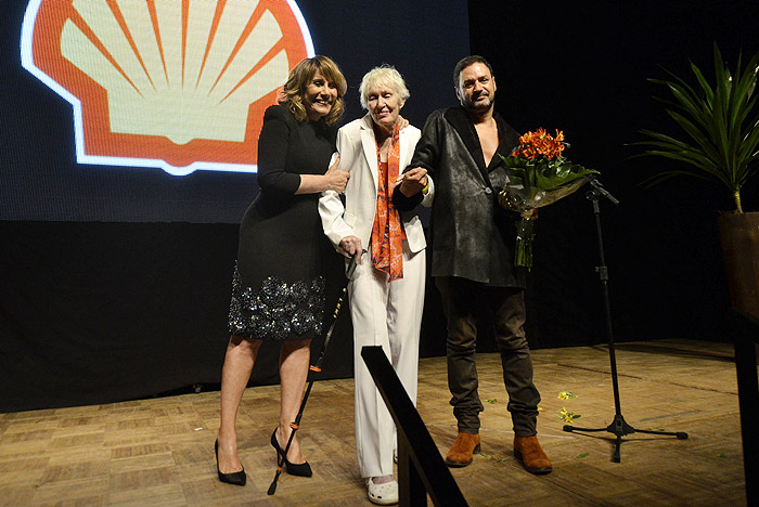 Aos 88 anos, Marie Louise Nery recebe homenagem do Prêmio Shell de Teatro, no Rio de Janeiro por sua colaboração ao figurino e cenários do Teatro Brasileiro por mais de cinco décadas