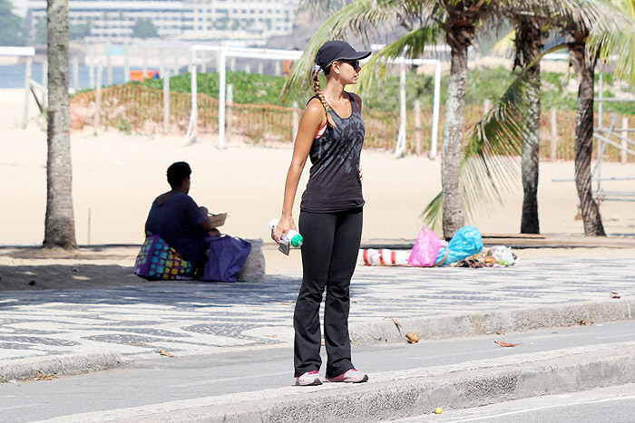 Letícia Wiermann exibe ótima forma em jogo de tênis na praia