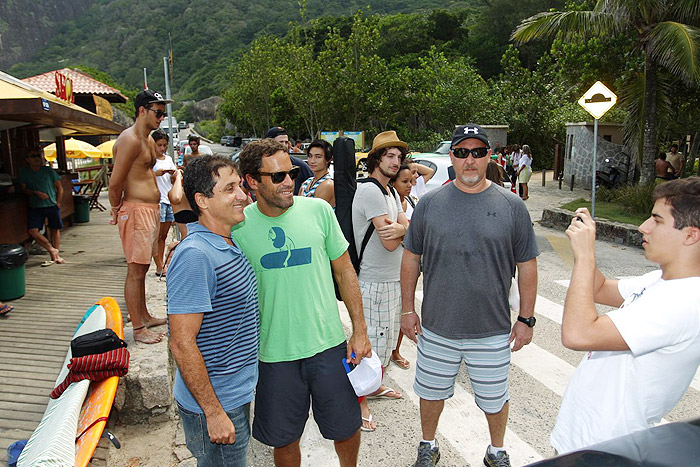 Jack Johnson visita praia carioca para plantar árvore