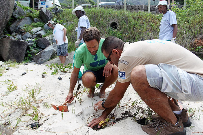 Jack Johnson visita praia carioca para plantar árvore