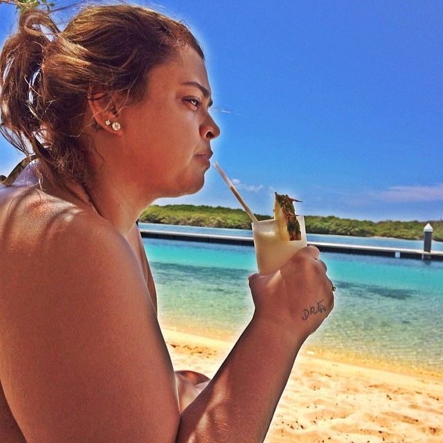 Preta Gil toma uns bons drinks durante férias no Caribe