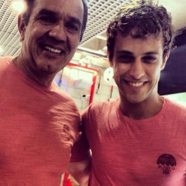 Coincidência: Ronny Kriwat e Humberto Martins se encontram com camisetas iguais
