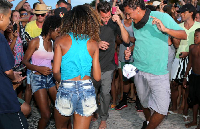 Ricky Martin improvisa passos de dança no Arpoador, Rio de Janeiro