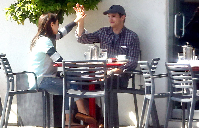 Asthon Kutcher e Mila Kunis batem papo durante almoço