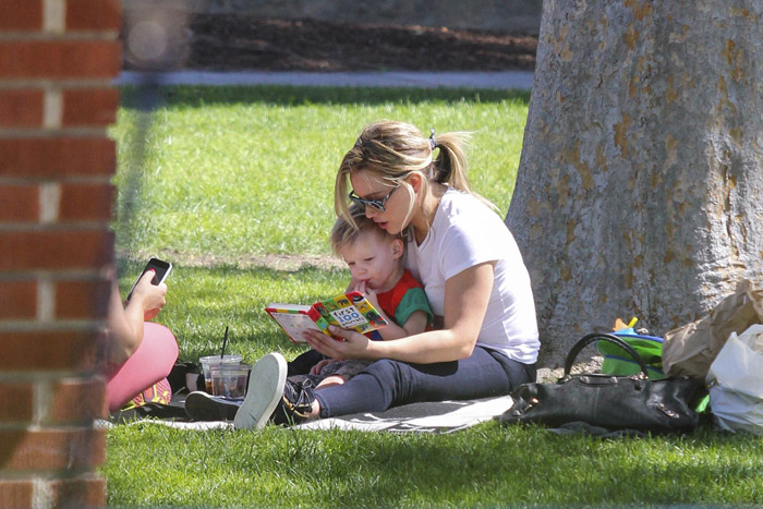 Hilary Duff se diverte com o filho em parque de Los Angeles