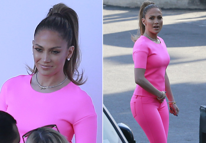 Jennifer Lopez surge com look toda rosa pra gravar o American Idol