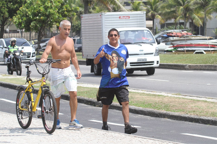 Zeca Pagodinho acena para o fotógrafo durante caminha na orla