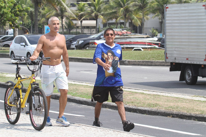 Zeca Pagodinho acena para o fotógrafo durante caminha na orla