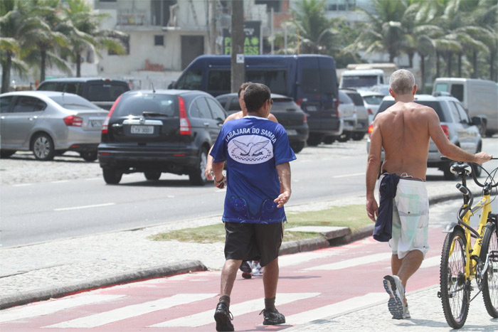 Zeca Pagodinho acena para o fotógrafo durante caminha na orla