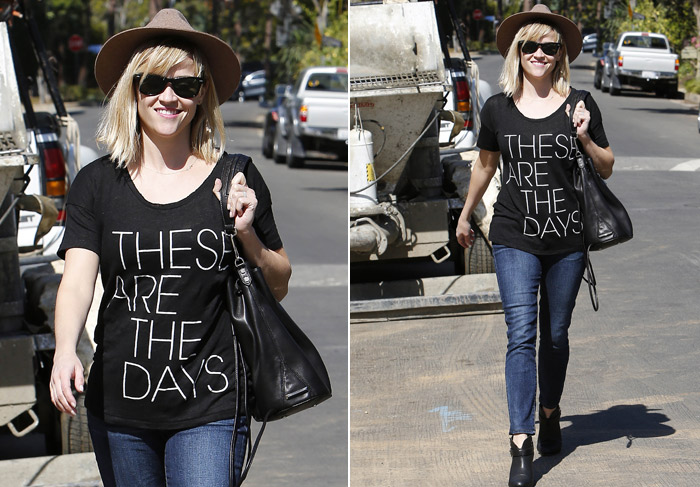 Sorridente, Reese Witherspoon passeia sozinha por Los Angeles 