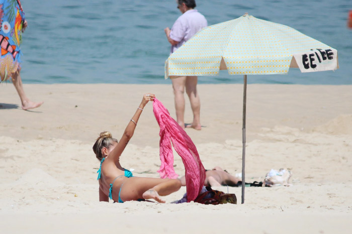 Yasmin Brunet toma sol e água de coco na praia