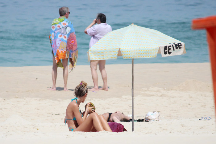 Yasmin Brunet toma sol e água de coco na praia