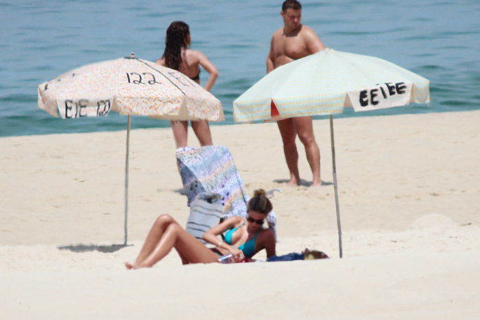 Yasmin Brunet toma sol e água de coco na praia